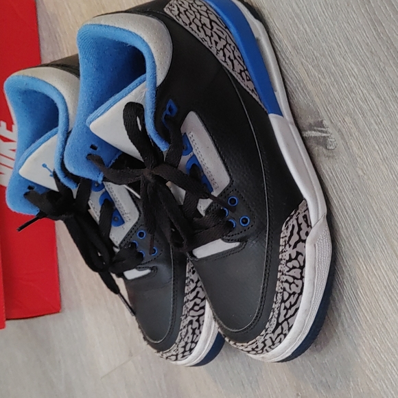 Jordan's l Size 5Y l cement jordan 3  l blue black  l air jordan l youth - Picture 2 of 5